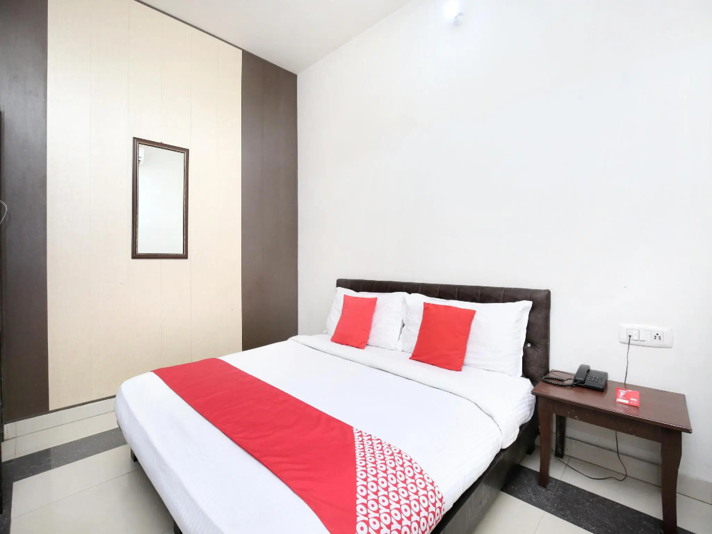 OYO 14494 Hotel Ramneek