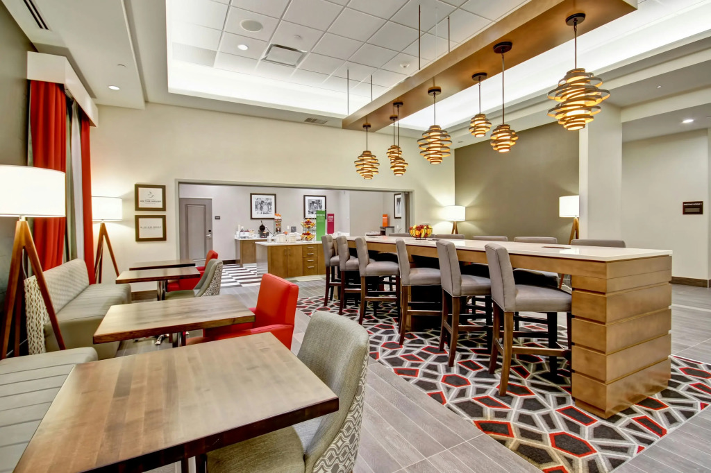 Hampton Inn & Suites - Medicine Hat