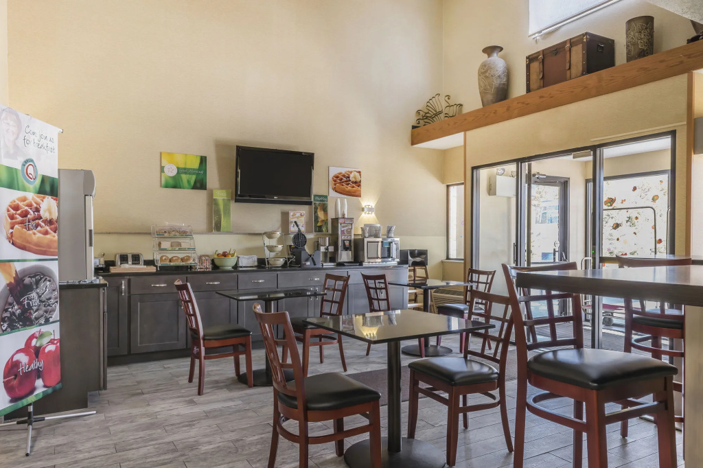 Quality Inn & Suites Pittsburgh Harmarville