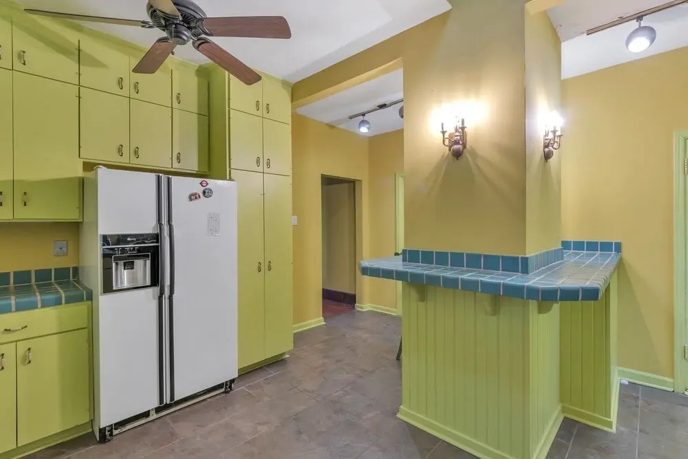 Cute Apartment In The Heart Of The City 2 Bedroom Apts by RedAwning