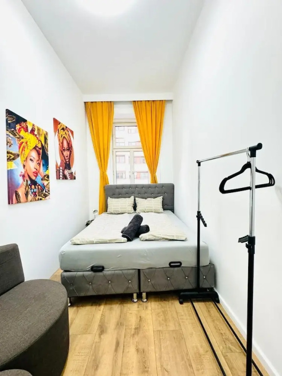 Stylish 9BR Apartment for 18 Guests