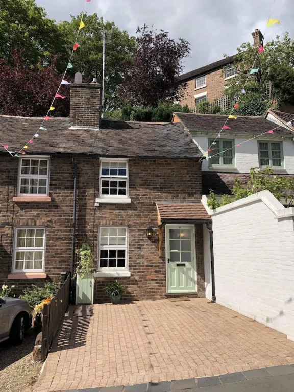 2Bed-sleeps 4-parking-superfast wifi