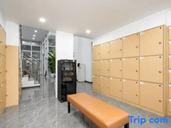 LLYouth Hostel (Chenghua East Railway Station Yinghui Road Metro Station Branch)