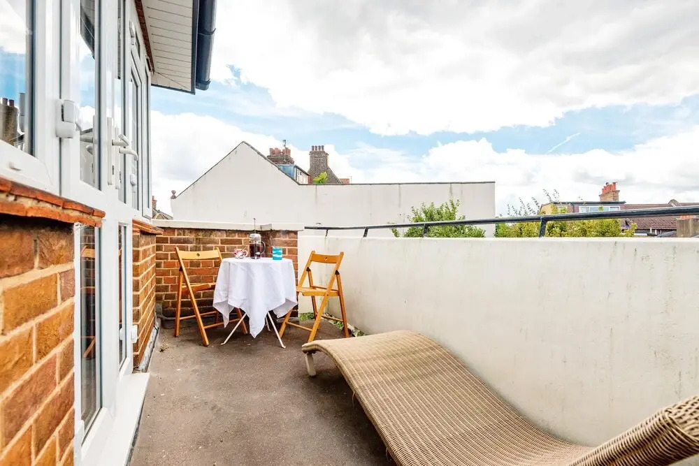 Majestic Home With Beautiful Garden in North West London by Underthedoormat