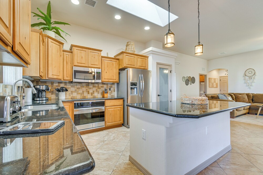 Putting Green & Mtn View: Lake Havasu City Home!