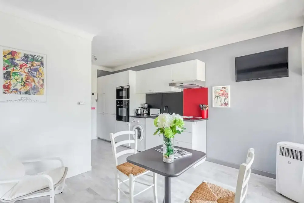 Charming Studio Apartment With Private Balcony in Cannes