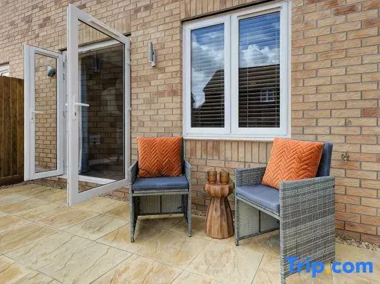 Sleeps 5 3 Bedroom House in Bourne with Parking
