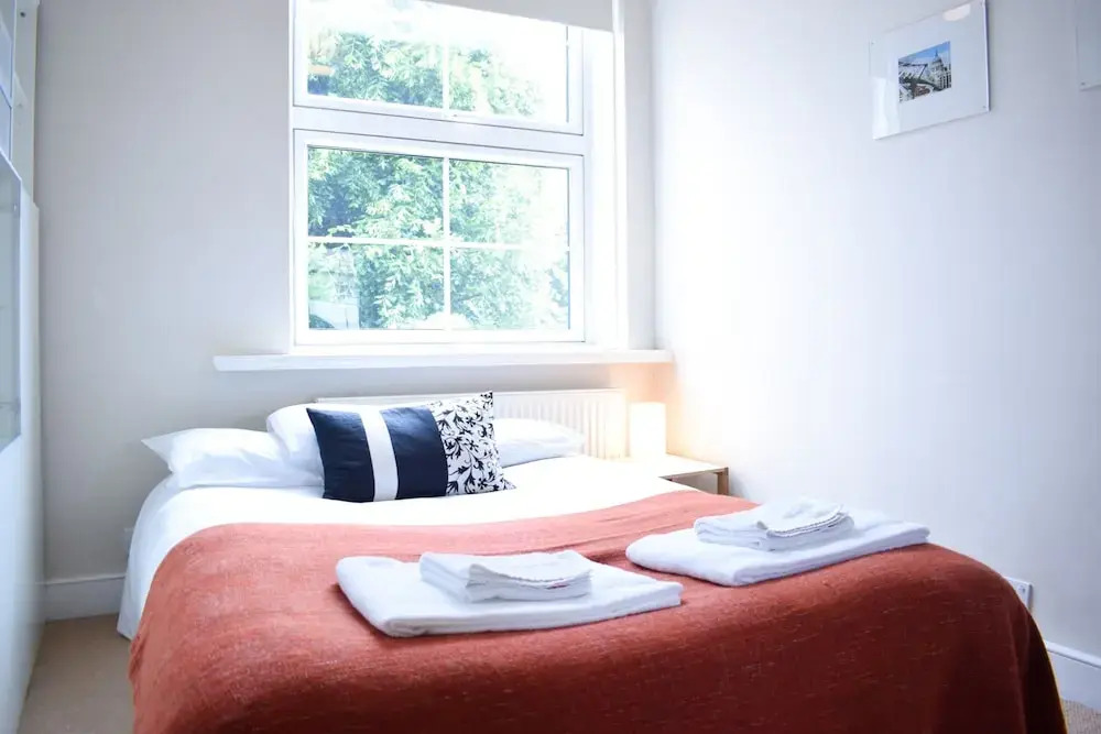 2 Bedroom Flat Near Tower Hill