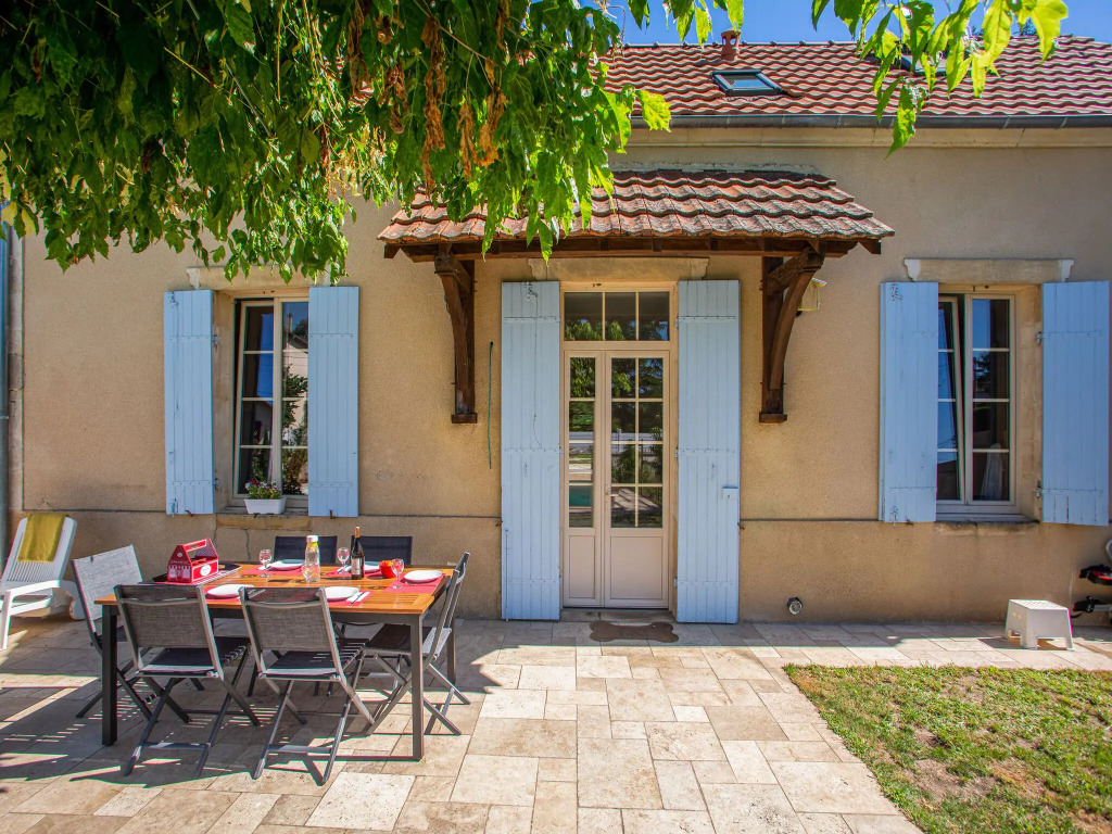 Cozy Bergerac Haven w Pool