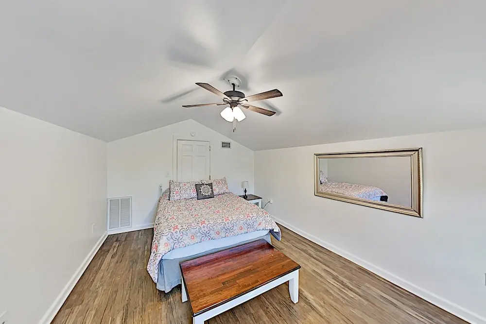 Deluxe Getaway: Big Corner Lot, Great Locale! 3 Bedroom Home