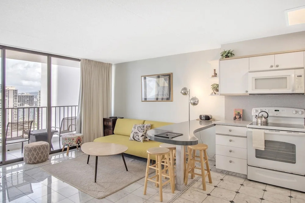 High Rise Ocean View Waikiki Condo, FREE Parking & Wi-Fi