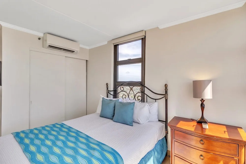 37th Floor Condo with Sweeping Ocean Views & Free parking!