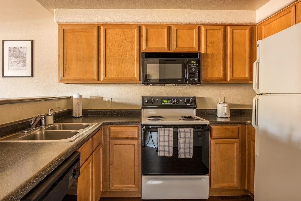 1 BR Apt with Parking by Frontdesk