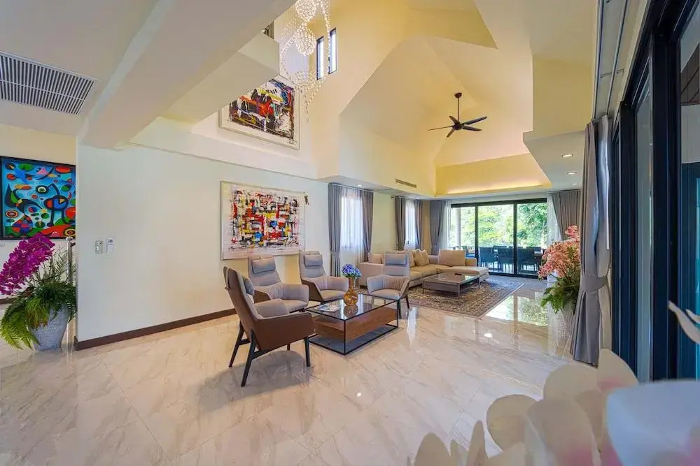 Luxury 5 Bedroom Villa Close to Beach SRS