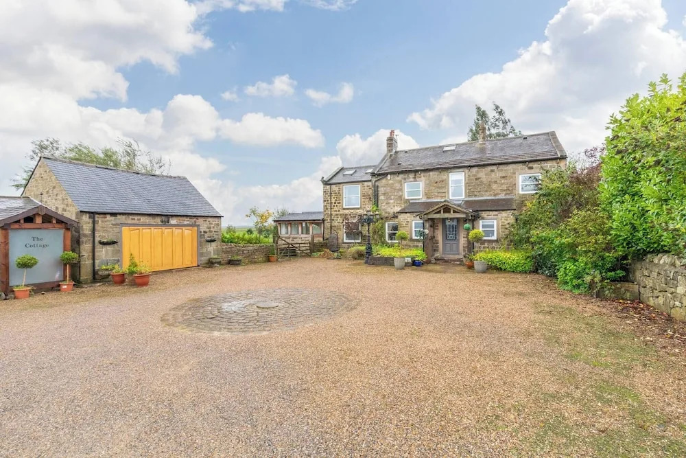 Meagill Farmhouse-hot tub Country