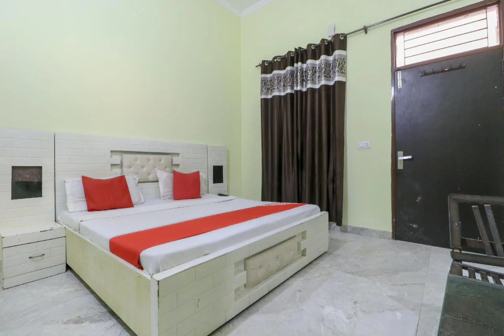 OYO 28205 Hotel Moonlight