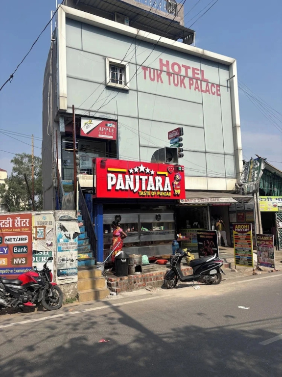 New Hotel Tuk Tuk Palace