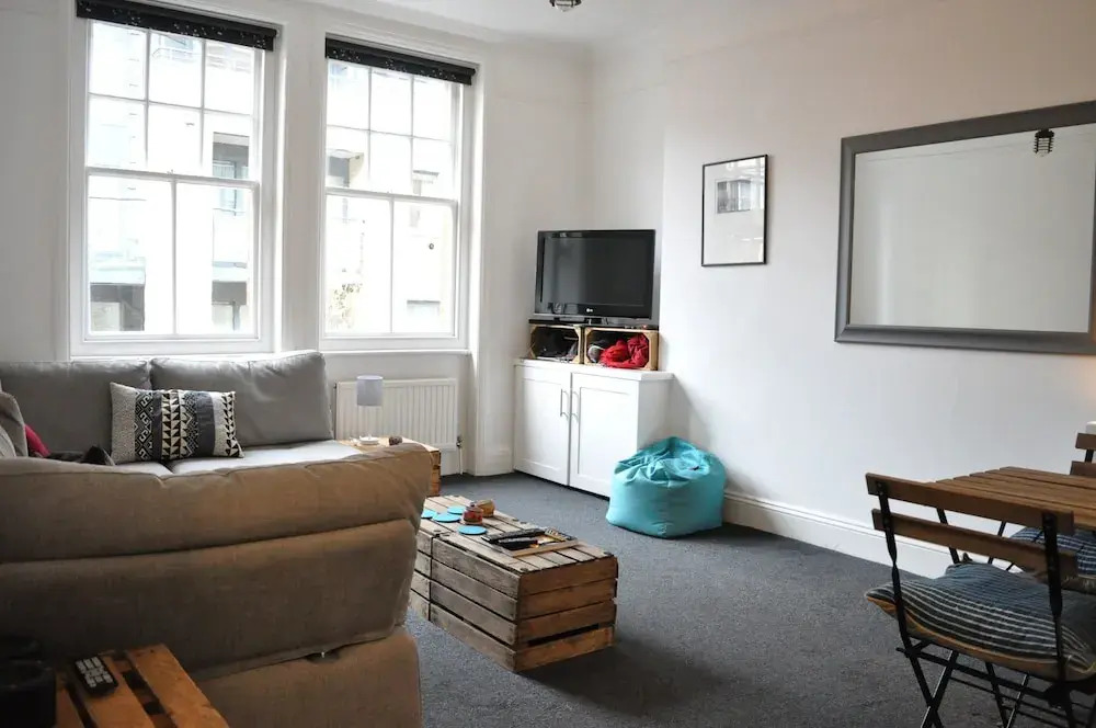 Bright 1 Bedroom Apartment in Great Location