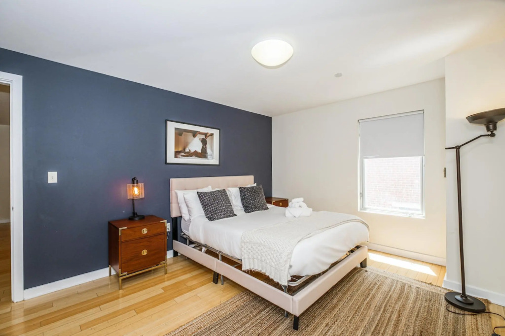 Modern 2BR + 100 Walkscore | Theatre District | Evonify