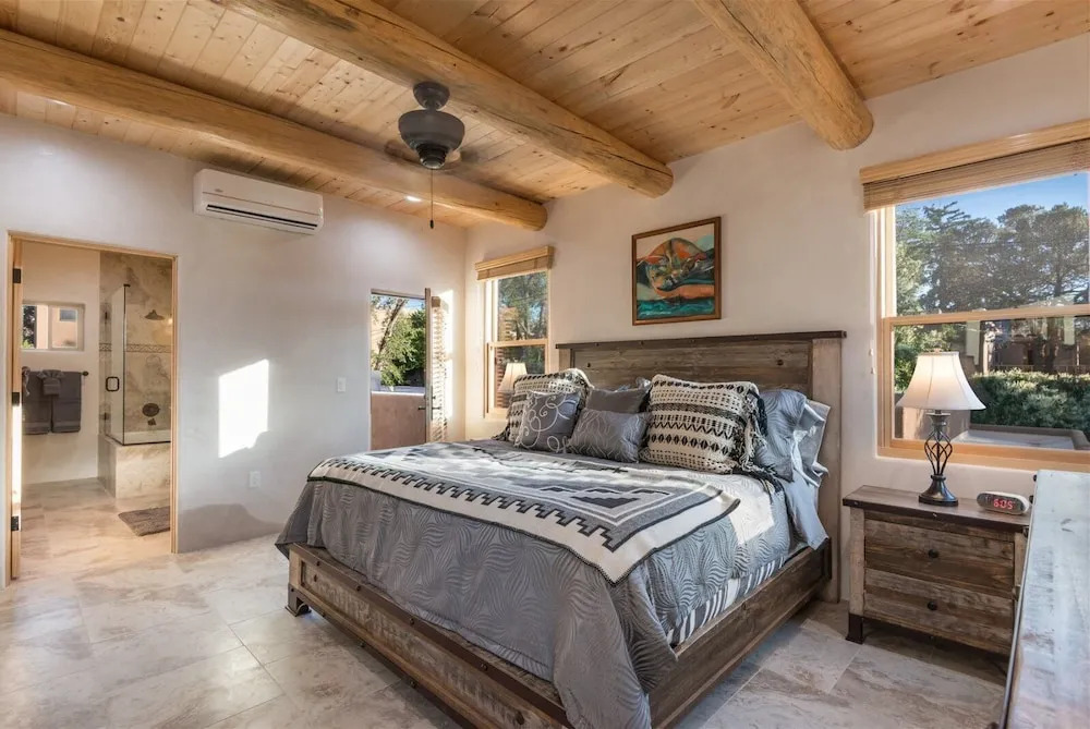 Linda - Stunning Contemporary Home, Walk to The Plaza