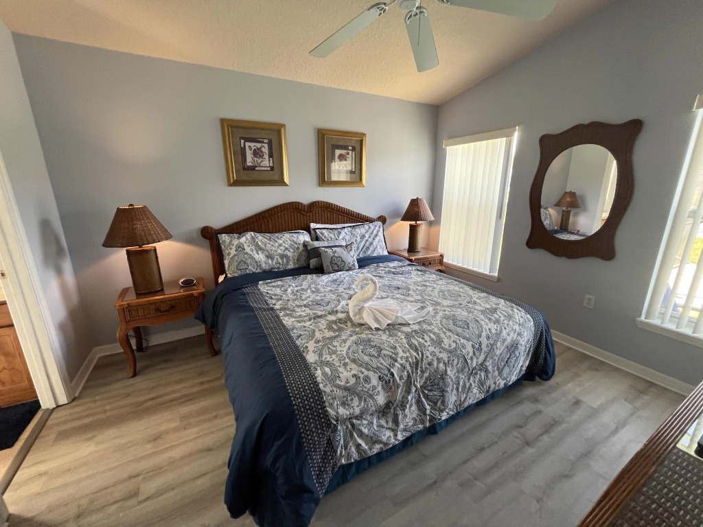 Cosy 4 Bed Villa Overlooking A Lake