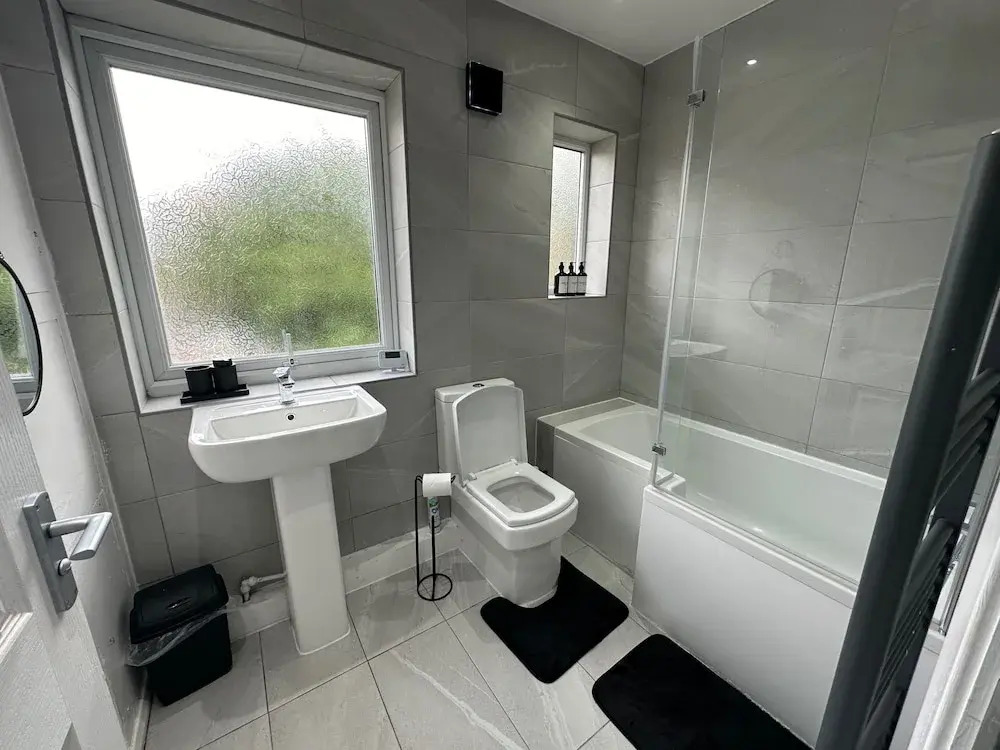 Airport House - Long Stays, Near Hospital!