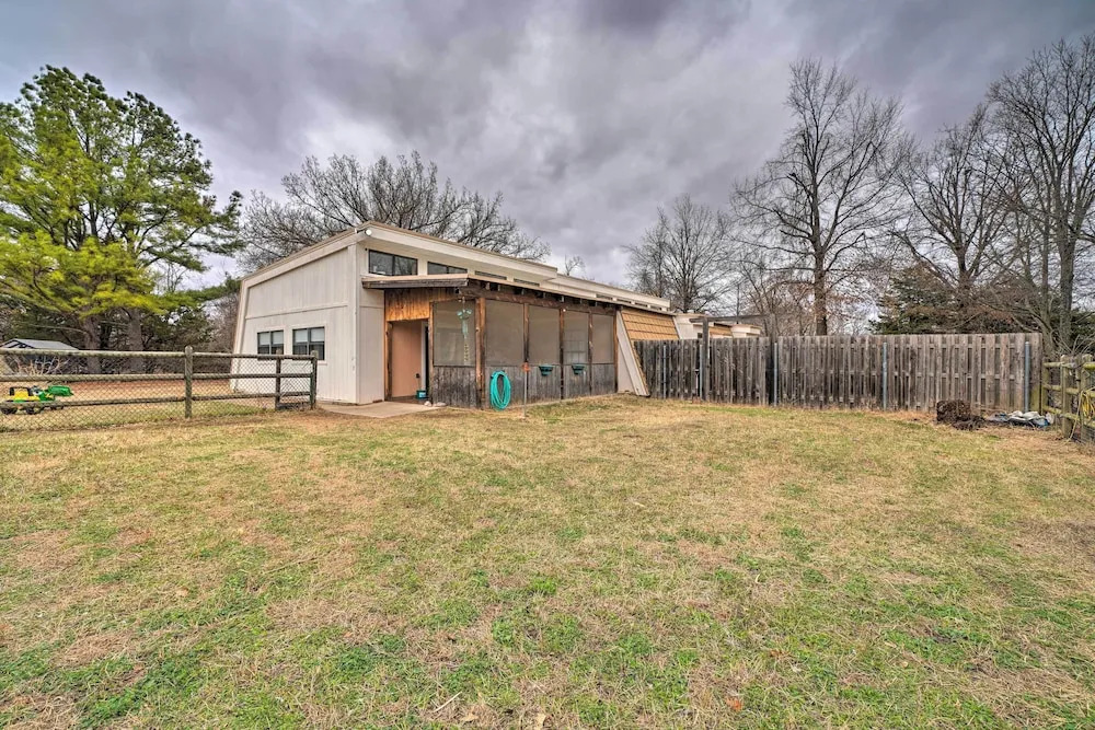 Bohemian Home w/ Screened Porch, 3 Mi to Lake!