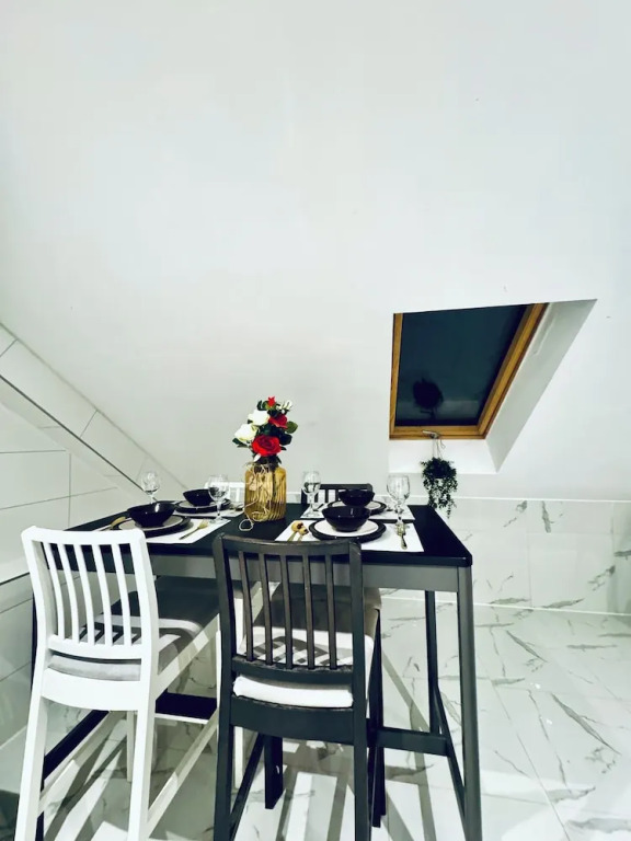 Comfortable 5 BR Apt near Schonbrunn