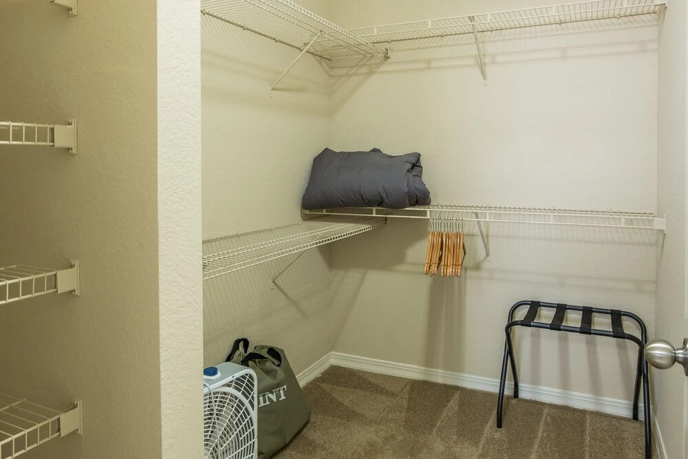 1 BR and 2 BR Jacksonville Beach Apt with Parking by Frontdesk