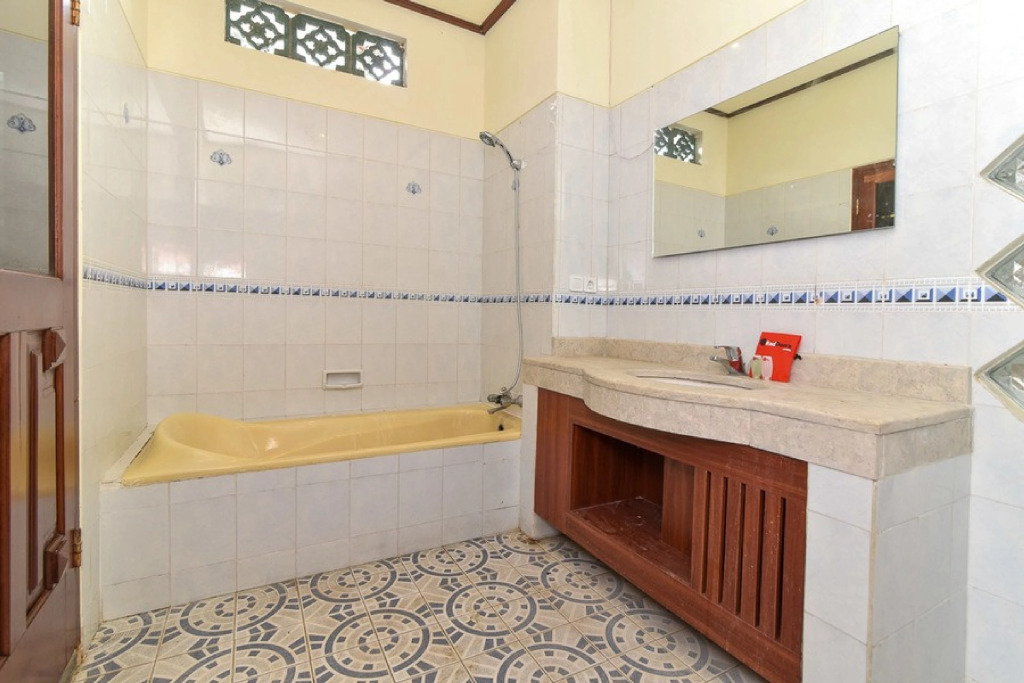 RedDoorz Plus near Seminyak Square