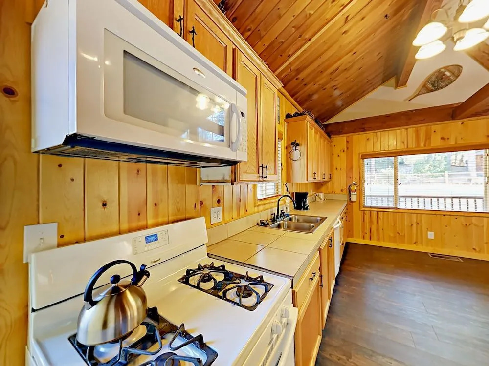 880 Edgemoor Rd Cabin