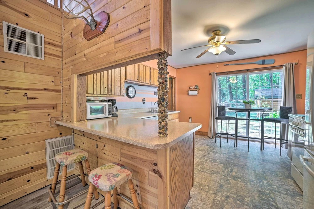 Charming Houghton Lake Cottage w/ Backyard!