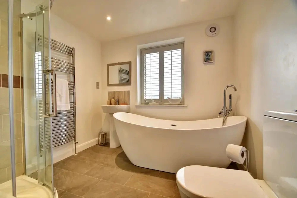 Holiday Home Near Bank Woods Nature Reserve, No Deposit