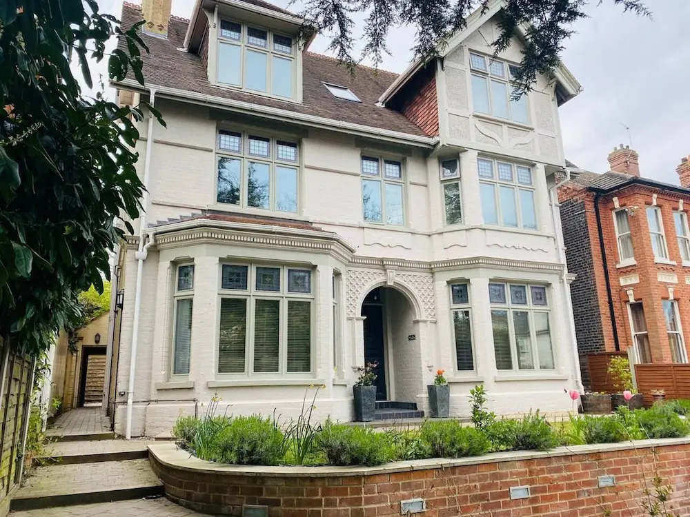 Luxury 2 bed Apartment Golden Triangle w Parking