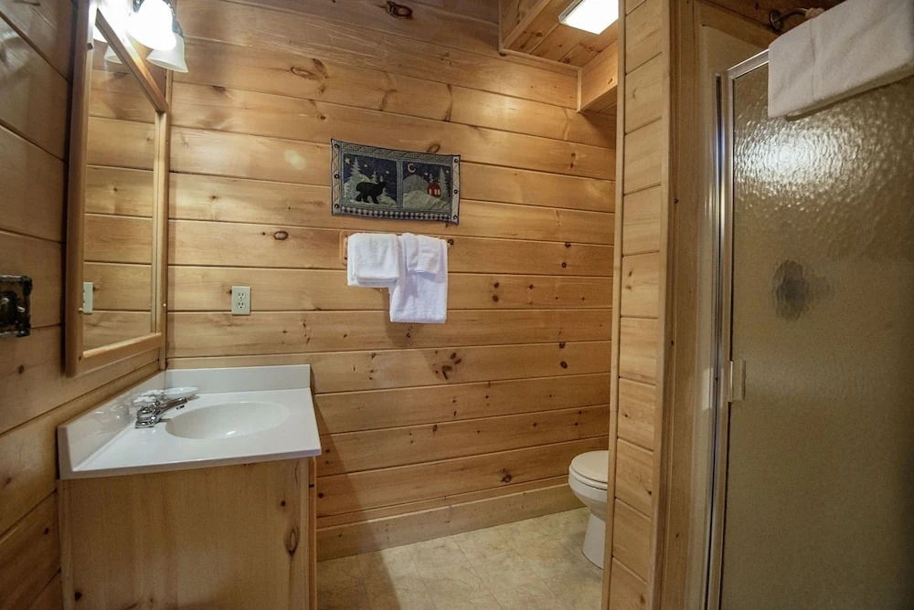 ER246 - The Getaway Great Location - Close To Town! 2 Bedroom Cabin by RedAwning