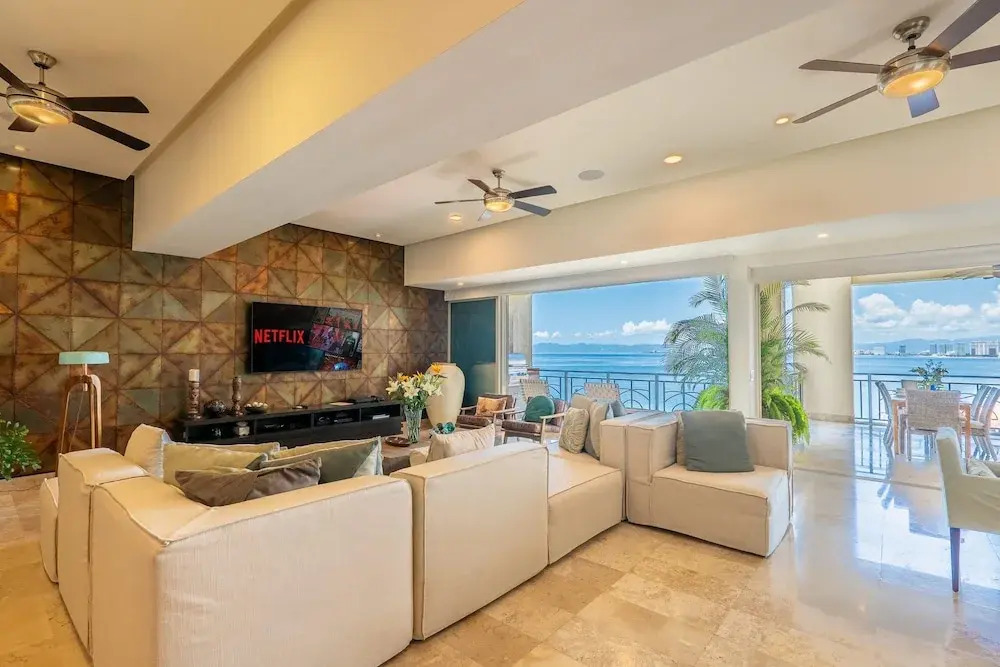 Ocean Front Amazing Views and Location Sleeps 8