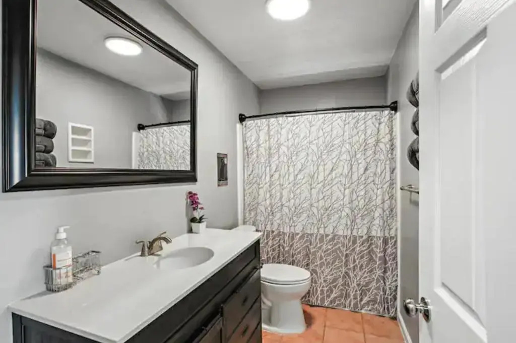 Pet Friendly 3BR 15BA w 65 TVs Nearby Shopping - Birchwood