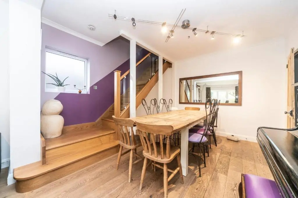 6 bedrooms beautiful home 3 bathrooms, quiet location with garden near Legoland Windsor Heathrow