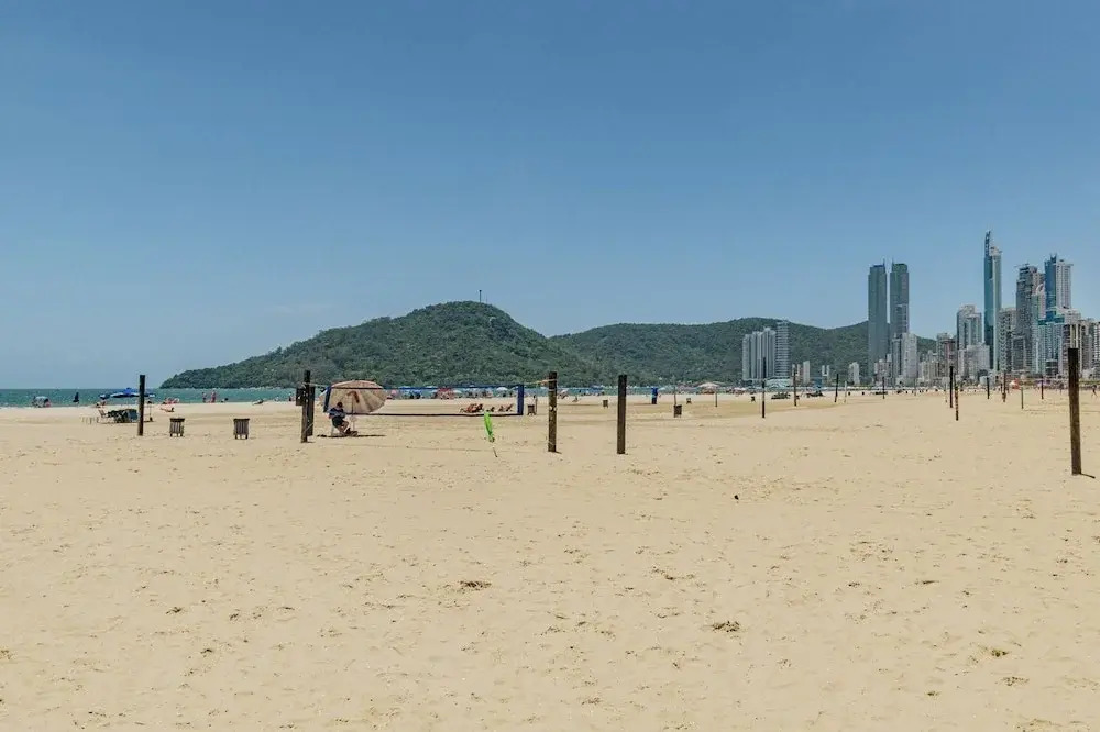 Apartamento no Centro com 3 su tes a 400m da Praia