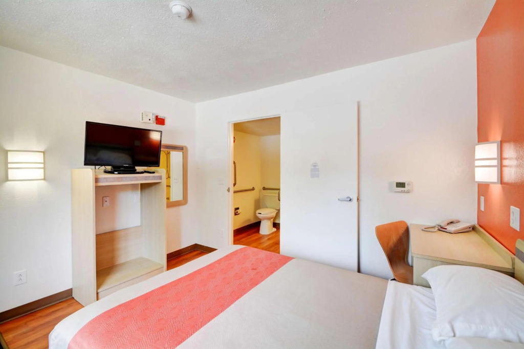 Motel 6-Southington, CT - Hartford