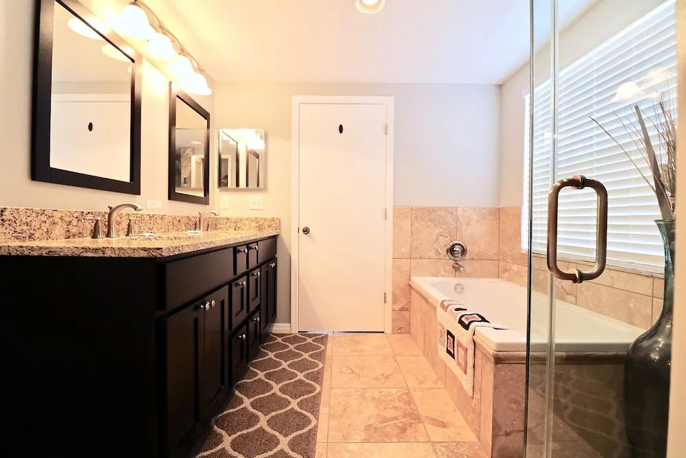 Vibrant and Chic Home w Private Pool & Lake View