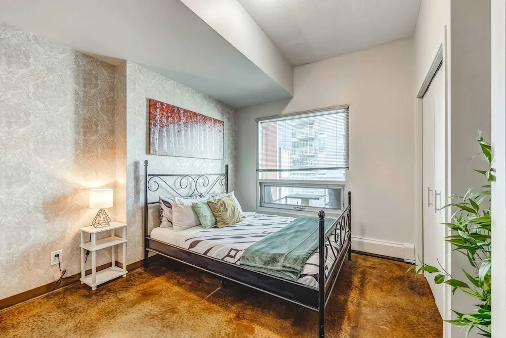 Elegant 2BR Condostunning Downtown Views!