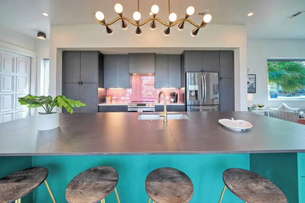 Modern Design, 3 Mins to the Beach Boat Parking The Beach Box by Avantstay