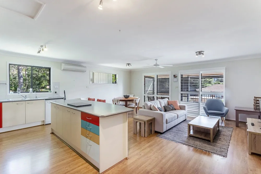 Navala Avenue, 6