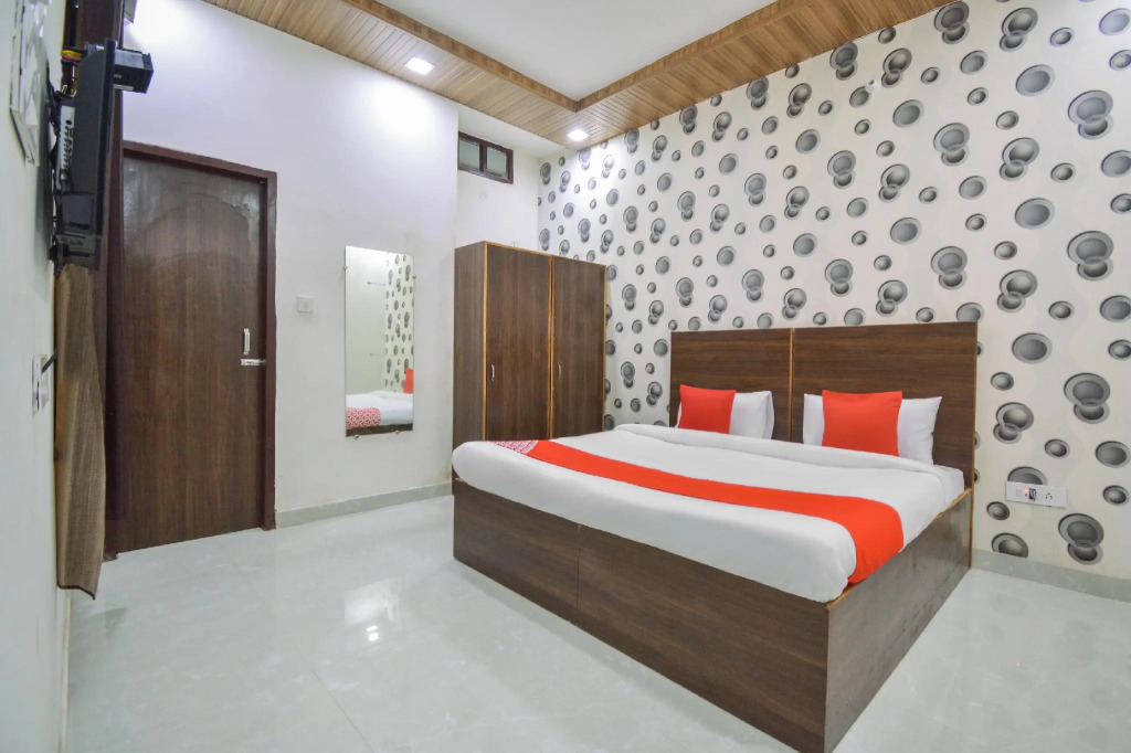 OYO 49906 Hotel Discovery Inn