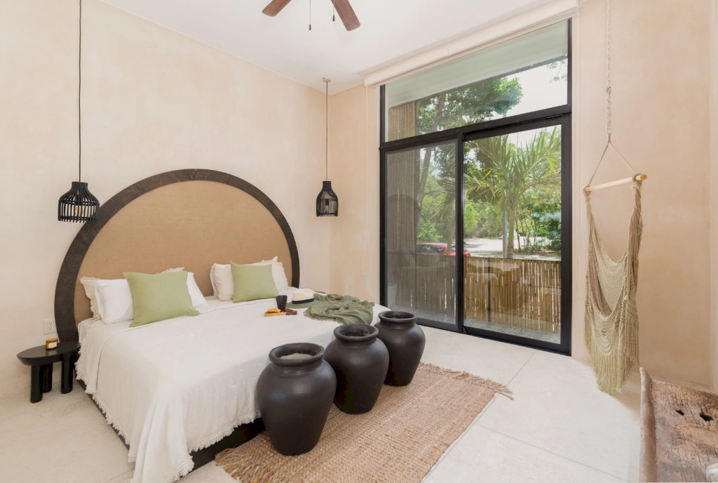 Stylish 3BR Apartment | Insta-worthy pool | Best WiFi | 10 min Bike Ride to the Beach