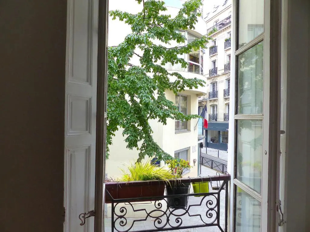 Quiet & Very Central 2 BR Flat