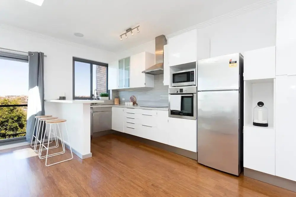 Beachside Apartment with Stunning Views & Parking