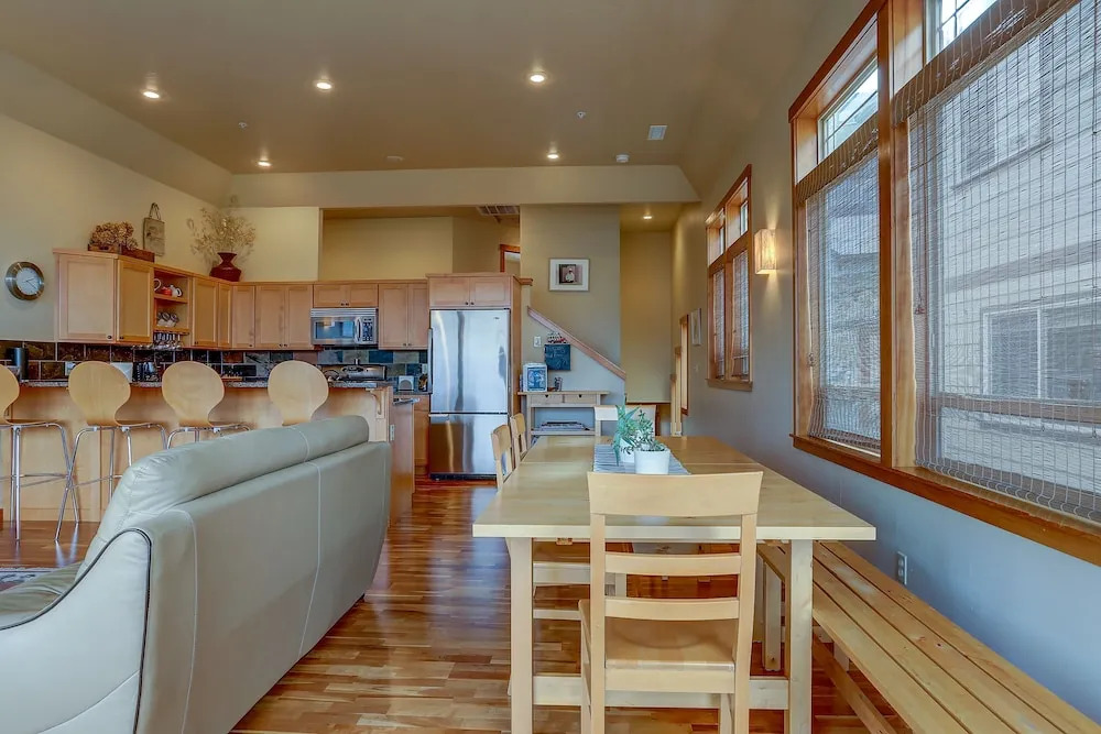 Bridge View Loft 3 Bedroom Condo by RedAwning