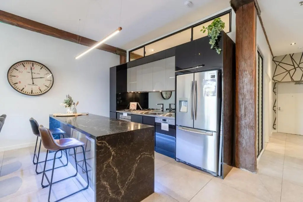Luxury 3 brm 2 bath Woolstore apt with Courtyard